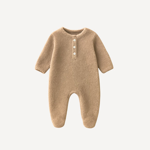 Notre pyjama en velours pour bébé, dans une teinte crème douce et lumineuse, enveloppe votre tout-petit de chaleur et d’élégance, fidèle à l’univers délicat de Bellemoon.