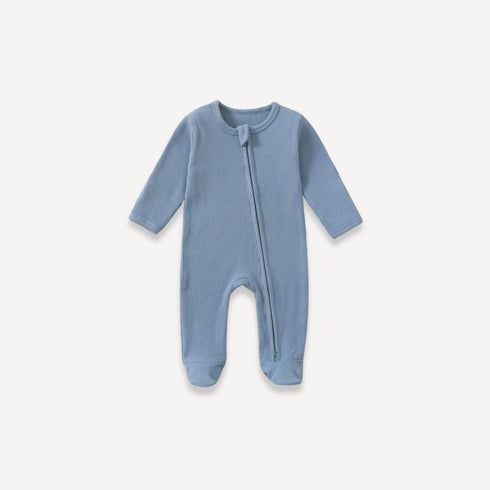 Ce pyjama zippé bébé garçon bleu offre confort et légèreté, dans un bleu apaisant qui accompagne les nuits avec tendresse, fidèle à l’univers Bellemoon.