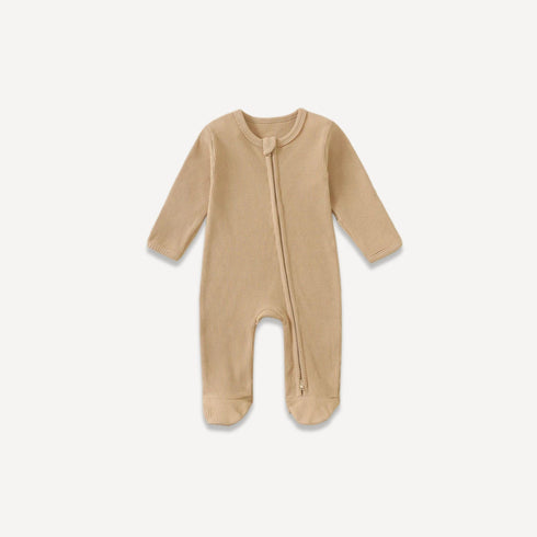 Avec sa teinte chaude et naturelle, ce pyjama zippé bébé garçon cannelle allie praticité et douceur pour des nuits paisibles, fidèle à l’univers chaleureux de Bellemoon.