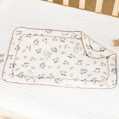 Notre taie d’oreiller bébé, d’une douceur infinie, accompagne le sommeil de votre tout-petit avec tendresse, dans l’esprit réconfortant de Bellemoon.