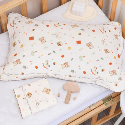 Notre taie d’oreiller bébé aux motifs inspirés du jeu éveille la tendresse et la joie, tout en douceur, dans l’univers délicat de Bellemoon.