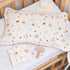 Notre taie d’oreiller bébé aux motifs inspirés du jeu éveille la tendresse et la joie, tout en douceur, dans l’univers délicat de Bellemoon.