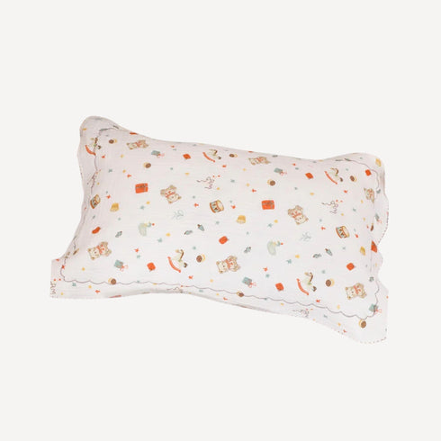 Notre taie d’oreiller bébé, décorée de motifs ludiques autour du jeu, apporte une touche joyeuse et délicate à l’univers tendre de Bellemoon.