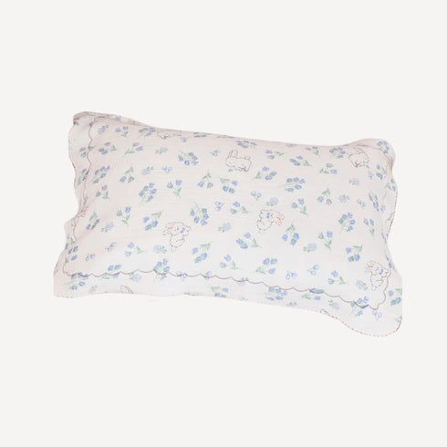 Notre taie d’oreiller bébé, parée de jolis motifs lapins, enveloppe les rêves de votre tout-petit de douceur et de tendresse, fidèle à l’univers poétique de Bellemoon.