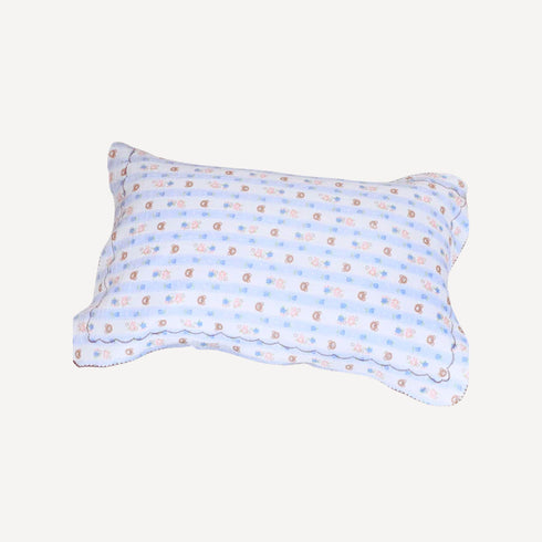 Notre taie d’oreiller bébé, ornée de tendres motifs oursons, apporte une touche ludique et réconfortante à l’univers tout doux de Bellemoon.