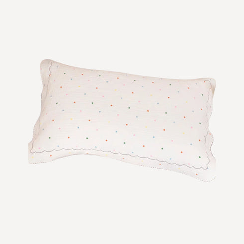 Notre taie d’oreiller bébé, parsemée de jolis pois, apporte une touche de douceur graphique et intemporelle, fidèle à l’élégance discrète de Bellemoon.