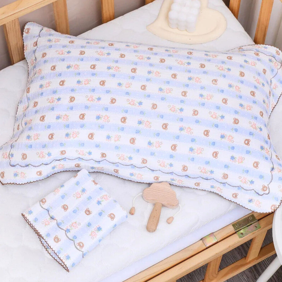 Notre taie d’oreiller bébé oursons enveloppe le sommeil de bébé de douceur et de réconfort, dans l’univers attendrissant de Bellemoon.