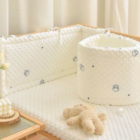 Notre tour de lit bébé complet, orné de doux motifs éléphants, crée un cocon ludique et rassurant, fidèle à la tendresse de l’univers Bellemoon.