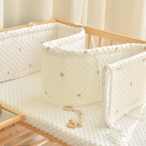 Notre tour de lit bébé complet, habillé de délicats motifs fleuris, transforme le berceau en un jardin de tendresse, fidèle à l’univers poétique de Bellemoon.