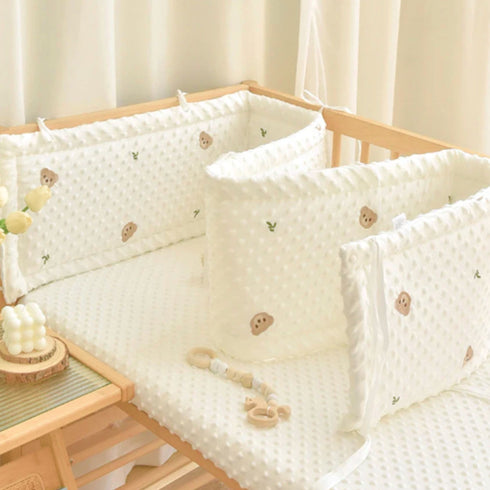 Notre tour de lit bébé complet, décoré de tendres motifs oursons, entoure le berceau d’un cocon chaleureux et rassurant, fidèle à l’univers doux de Bellemoon.