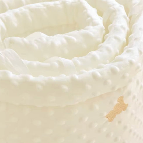 Notre tour de lit bébé complet en velours de coton enveloppe le berceau d’une douceur moelleuse et élégante, fidèle au confort raffiné de l’univers Bellemoon.