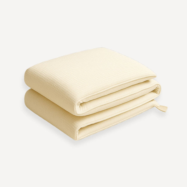 Notre tour de lit bébé en gaze de coton offre une protection douce et légère, idéale pour créer un cocon naturel et élégant, fidèle à l’univers Bellemoon.