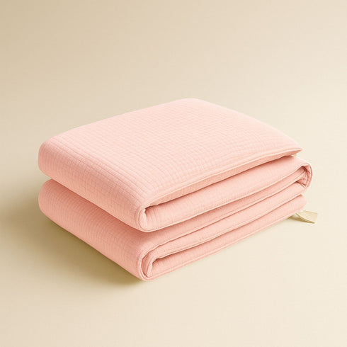 Notre tour de lit bébé en gaze de coton, aux teintes douces et féminines, enveloppe le berceau d’une délicatesse naturelle, fidèle à l’univers tendre et raffiné de Bellemoon.