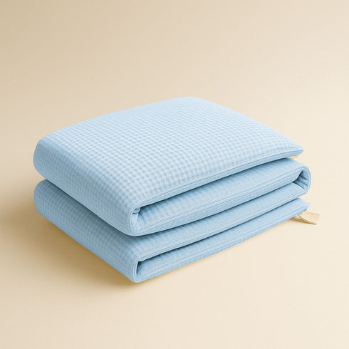 Conçu pour les tout-petits, notre tour de lit bébé en gaze de coton décliné dans des teintes douces et apaisantes est parfait pour créer un cocon élégant et naturel, fidèle à l’univers Bellemoon.