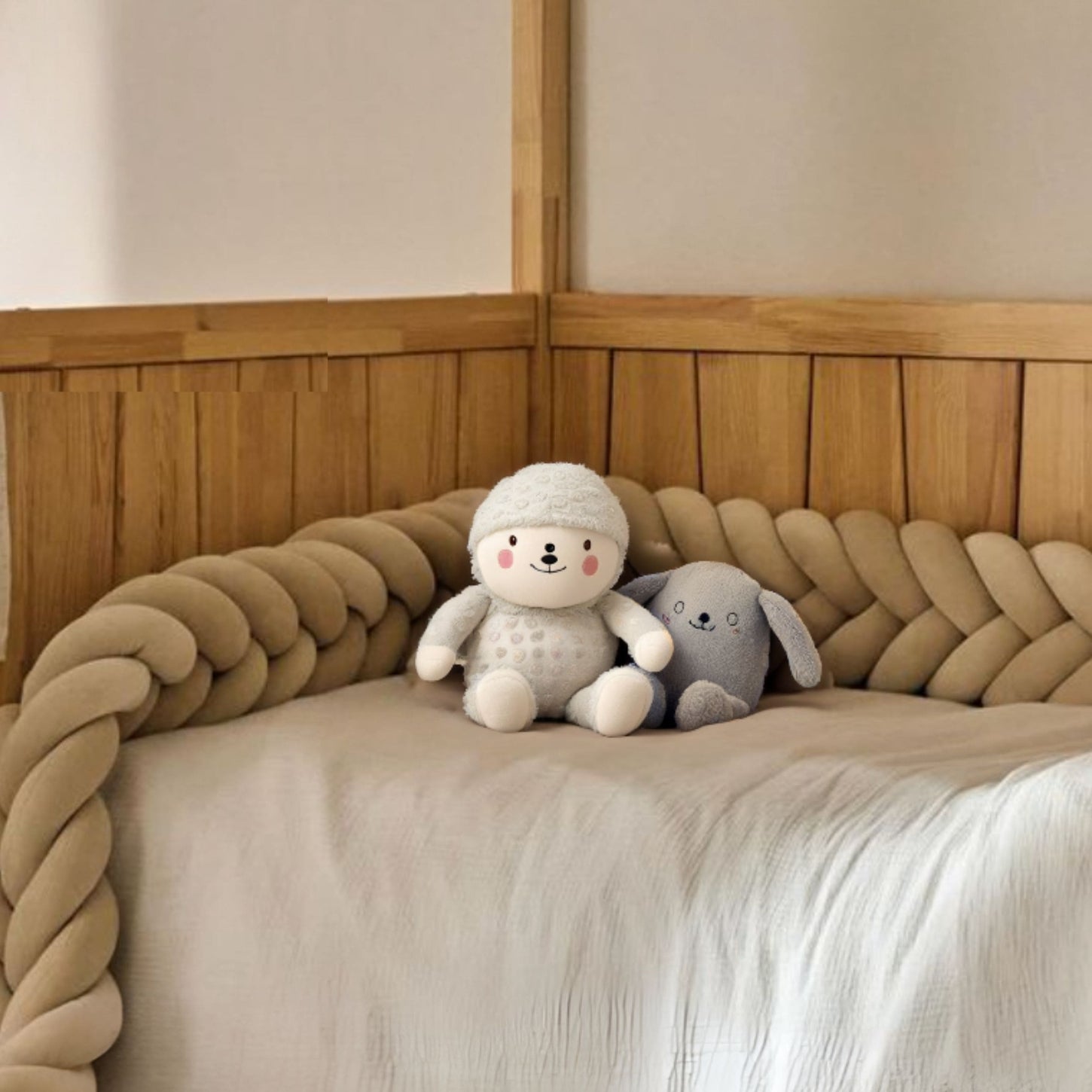 Notre tresse tour de lit bébé apporte une protection douce et élégante au berceau, en créant un cocon sécurisant et raffiné, fidèle à l’univers Bellemoon.