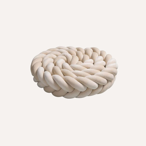 Notre tresse tour de lit bébé, en beige doux et naturel, entoure le berceau d’une touche chaleureuse et apaisante, fidèle à l’élégance discrète de Bellemoon.