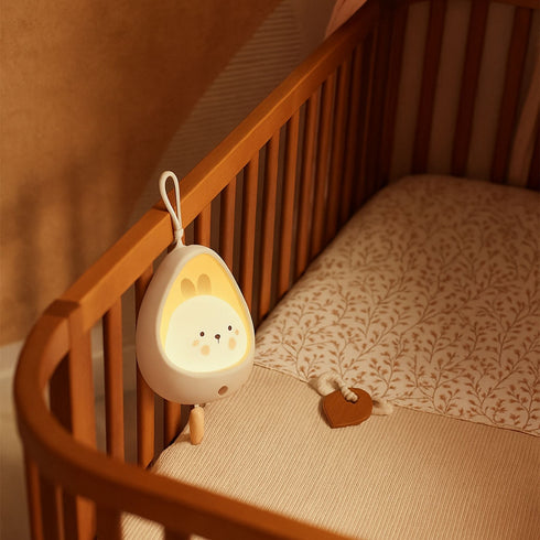 La veilleuse bébé avec accroche lit diffuse une lumière apaisante tout près de bébé, dans un écrin suspendu de douceur fidèle à l’univers chaleureux de Bellemoon.