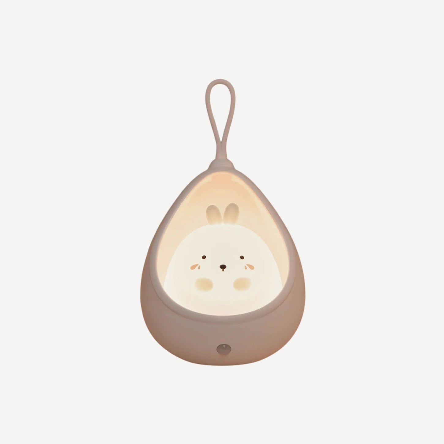 La veilleuse bébé lapin avec accroche lit diffuse une lumière douce au bord du berceau, pour apaiser les nuits avec tendresse, fidèle à l’univers poétique de Bellemoon.