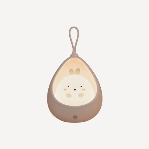 La veilleuse bébé lapin avec accroche lit diffuse une lumière douce au bord du berceau, pour apaiser les nuits avec tendresse, fidèle à l’univers poétique de Bellemoon.