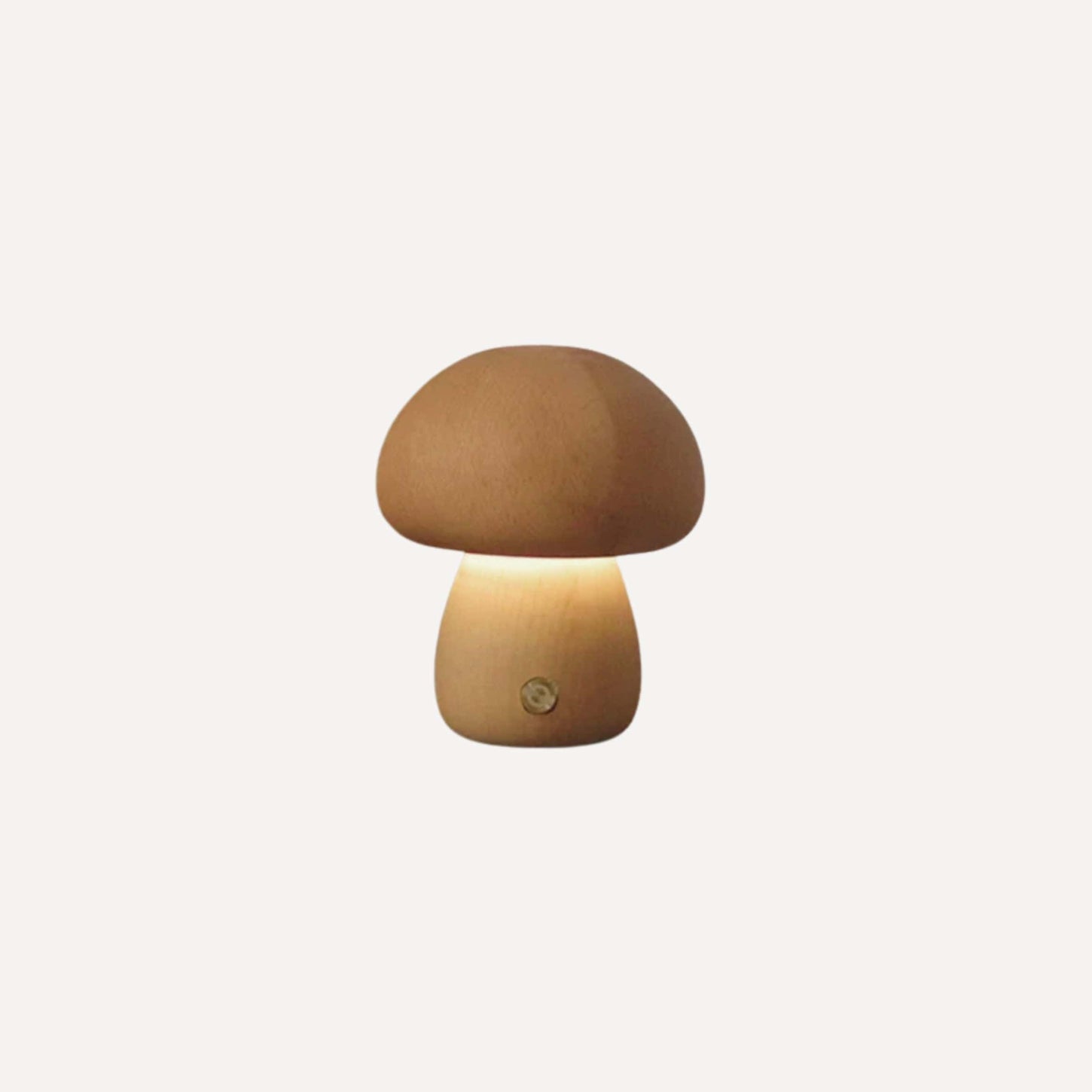 Notre veilleuse bébé en forme de champignon, avec sa base en bois clair, diffuse une lumière douce et naturelle, fidèle à l’univers chaleureux et poétique de Bellemoon.