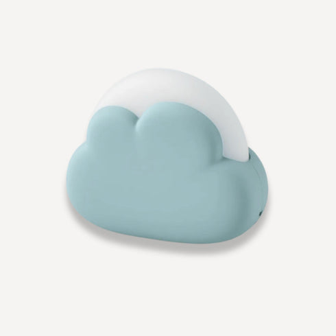 Notre veilleuse bébé en forme de nuage bleu diffuse une lumière douce et apaisante, idéale pour accompagner les nuits en toute sérénité, dans l’univers poétique de Bellemoon.