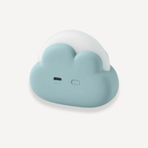 Notre veilleuse bébé nuage bleu, rechargeable et nomade, diffuse une lumière apaisante pour rassurer bébé tout au long de la nuit, fidèle à l’univers doux de Bellemoon.