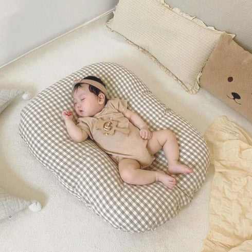 Notre coussin de sieste bébé ergonomique assure un maintien doux et adapté, pour un repos confortable en toute sérénité, fidèle à l’exigence de bien-être chère à Bellemoon.