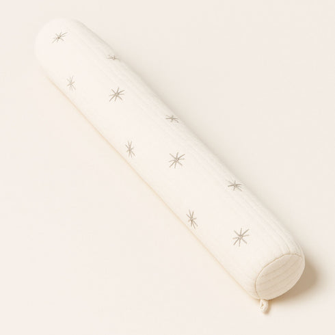 Coussin tour de lit bébé avec motif étoiles beiges sur fond crème, pour une touche poétique et apaisante dans le lit de bébé.