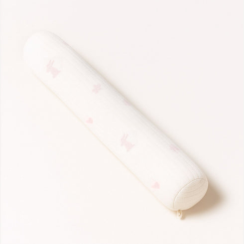 Coussin tour de lit bébé avec motifs lapins et cœurs roses délicats, pour un univers tout en tendresse et douceur.