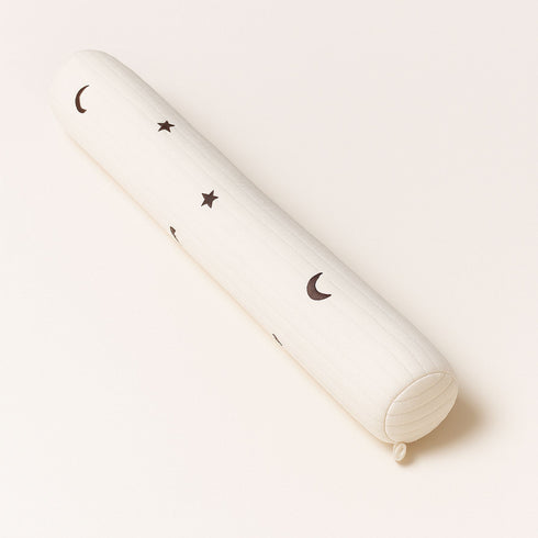 Coussin tour de lit bébé orné de lunes et étoiles noires, pour une ambiance nocturne et réconfortante dans le lit de bébé.