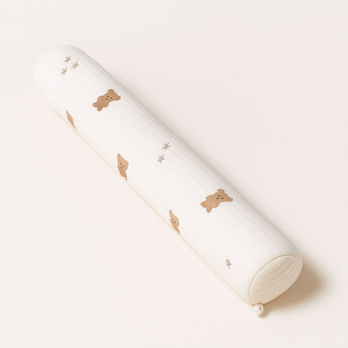 Notre coussin pour tour de lit bébé, orné de tendres motifs oursons, crée un cocon protecteur et réconfortant, fidèle à l’univers doux et poétique de Bellemoon.