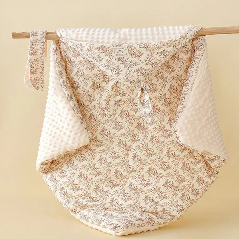 le derrière d'une couverture à capuche bébé ou couverture d'emmaillotage motif de flore, écru et marron avec oreille de lapin
