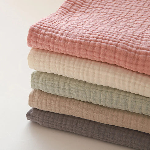 Lot de cinq couvertures pour bébé en gaze de coton, douces et respirantes, pensées pour offrir un maximum de confort avec une touche d’élégance au quotidien.