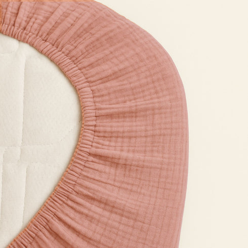 Ce drap housse bébé rose ovale, délicat et parfaitement adapté, épouse les formes du matelas avec douceur, fidèle à l’univers tendre de Bellemoon.