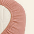 Ce drap housse bébé rose ovale, délicat et parfaitement adapté, épouse les formes du matelas avec douceur, fidèle à l’univers tendre de Bellemoon.