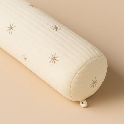 Le zoom sur la housse de notre coussin pour tour de lit bébé révèle une texture douce et des finitions soignées, reflet de l’attention délicate portée par Bellemoon.