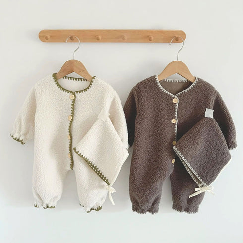 Notre pyjama bébé sans pied 2 pièces, pensé pour l’hiver, allie confort thermique et liberté de mouvement, fidèle à la douceur essentielle de Bellemoon.