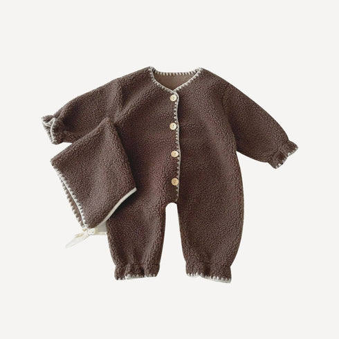 Pensé pour l’hiver, notre pyjama bébé sans pied en teinte chocolat enveloppe votre tout-petit de chaleur et de douceur, fidèle à l’univers cosy de Bellemoon.