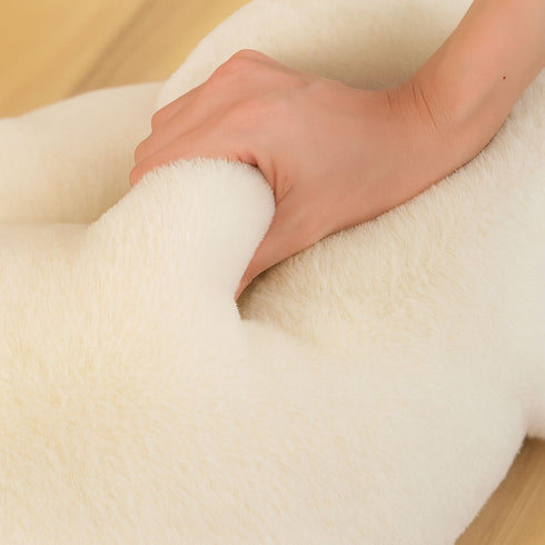 Zoom sur la texture ultra douce et moelleuse de la peluche canard Bellemoon