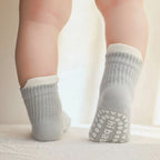 Vue arrière des chaussettes antidérapantes bébé, avec finition soignée et renfort discret pour un confort au quotidien.