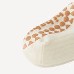 Détail des chaussettes antidérapantes bébé, pensées dans les moindres finitions pour allier sécurité, confort et délicatesse.