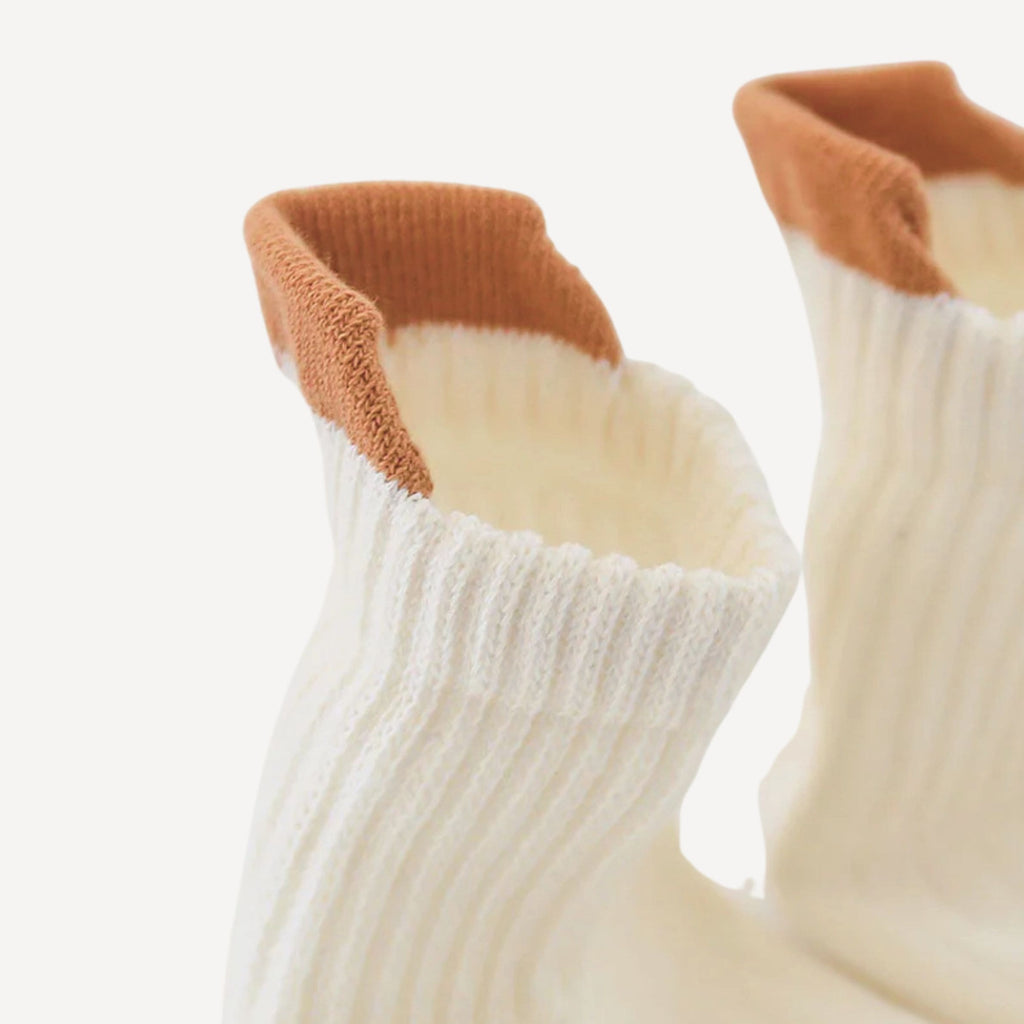 Vue de l’ouverture des chaussettes antidérapantes bébé, conçues pour un enfilage facile et un maintien tout en douceur.