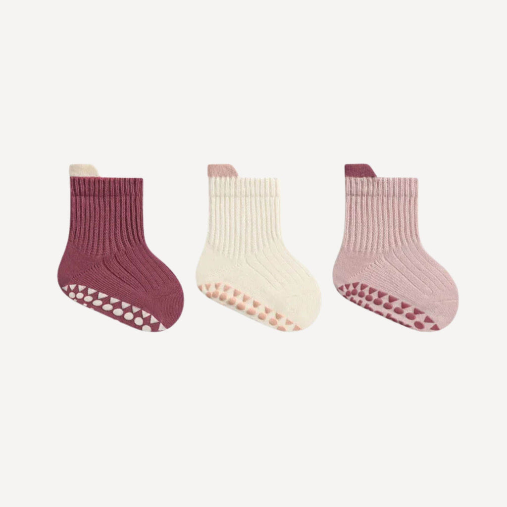 Pensées pour les premiers pas, ces chaussettes antidérapantes pour bébé fille allient sécurité, confort et tendresse au quotidien.