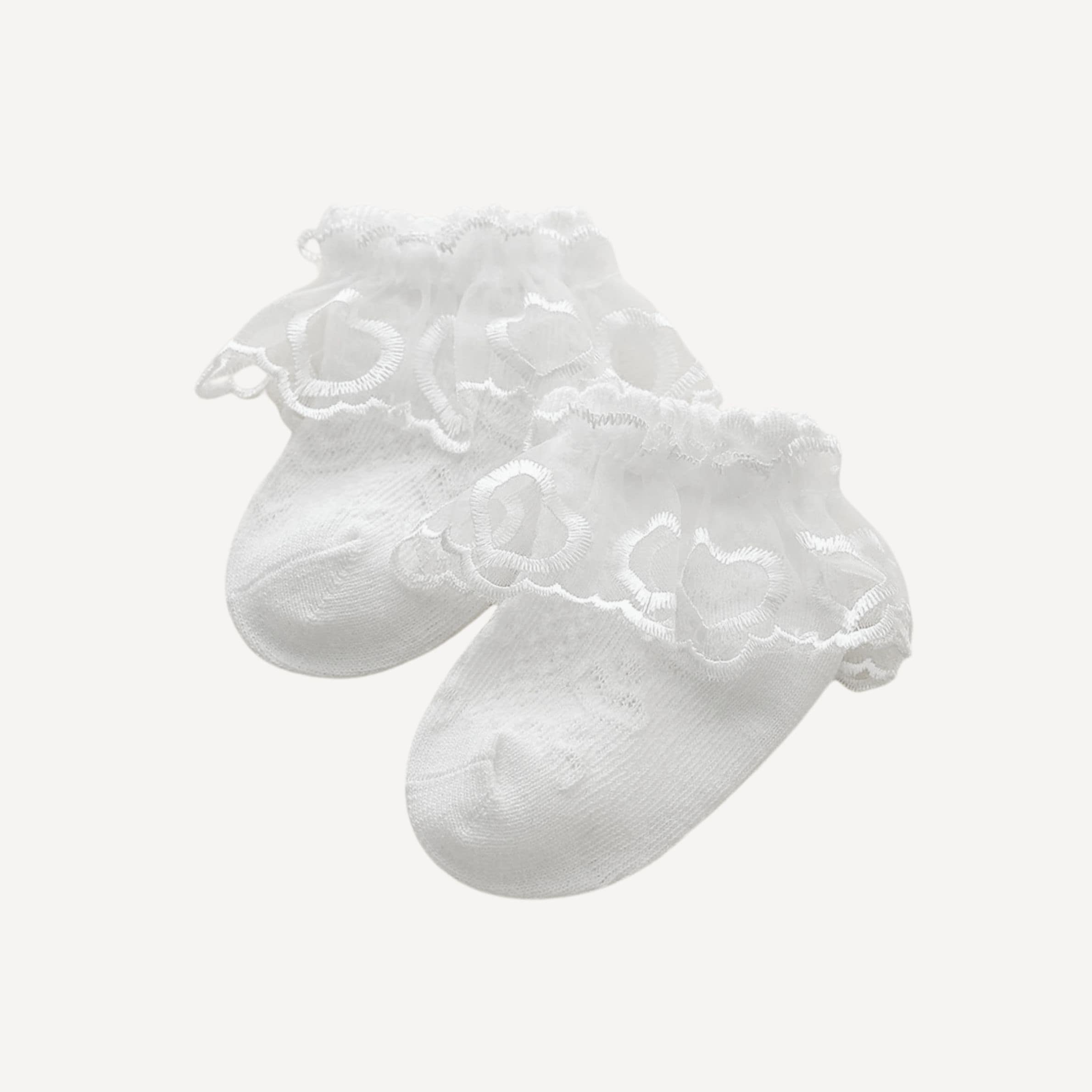 Avec leurs délicats cœurs brodés et leur dentelle raffinée, les chaussettes bébé Bellemoon apportent poésie et tendresse à chaque tenue.