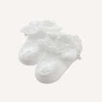 Les chaussettes bébé Bellemoon à dentelle et volants ajoutent une touche de charme et de douceur aux tenues des tout-petits.