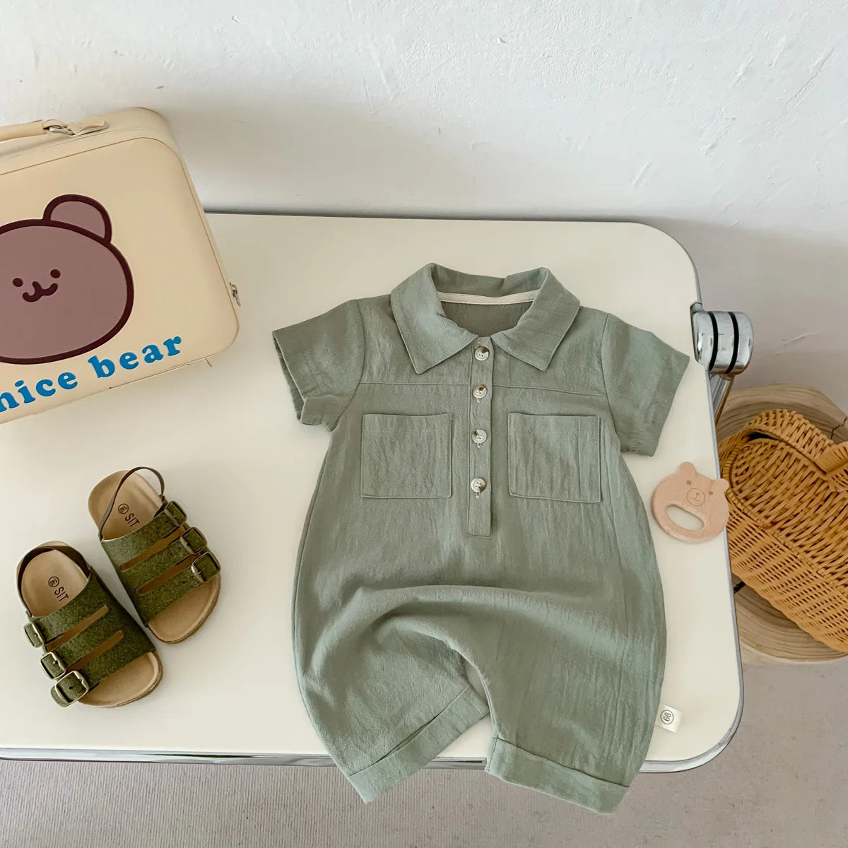 Douce et pratique, cette combinaison pyjama bébé garçon accompagne les nuits avec tendresse, fidèle à l’univers apaisant de Bellemoon.
