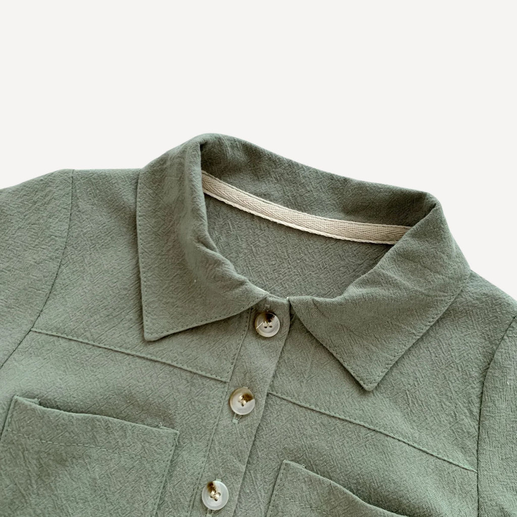Cette combinaison pyjama bébé garçon au col chemise allie élégance et confort, pour des nuits douces et stylées dans l’univers raffiné de Bellemoon.
