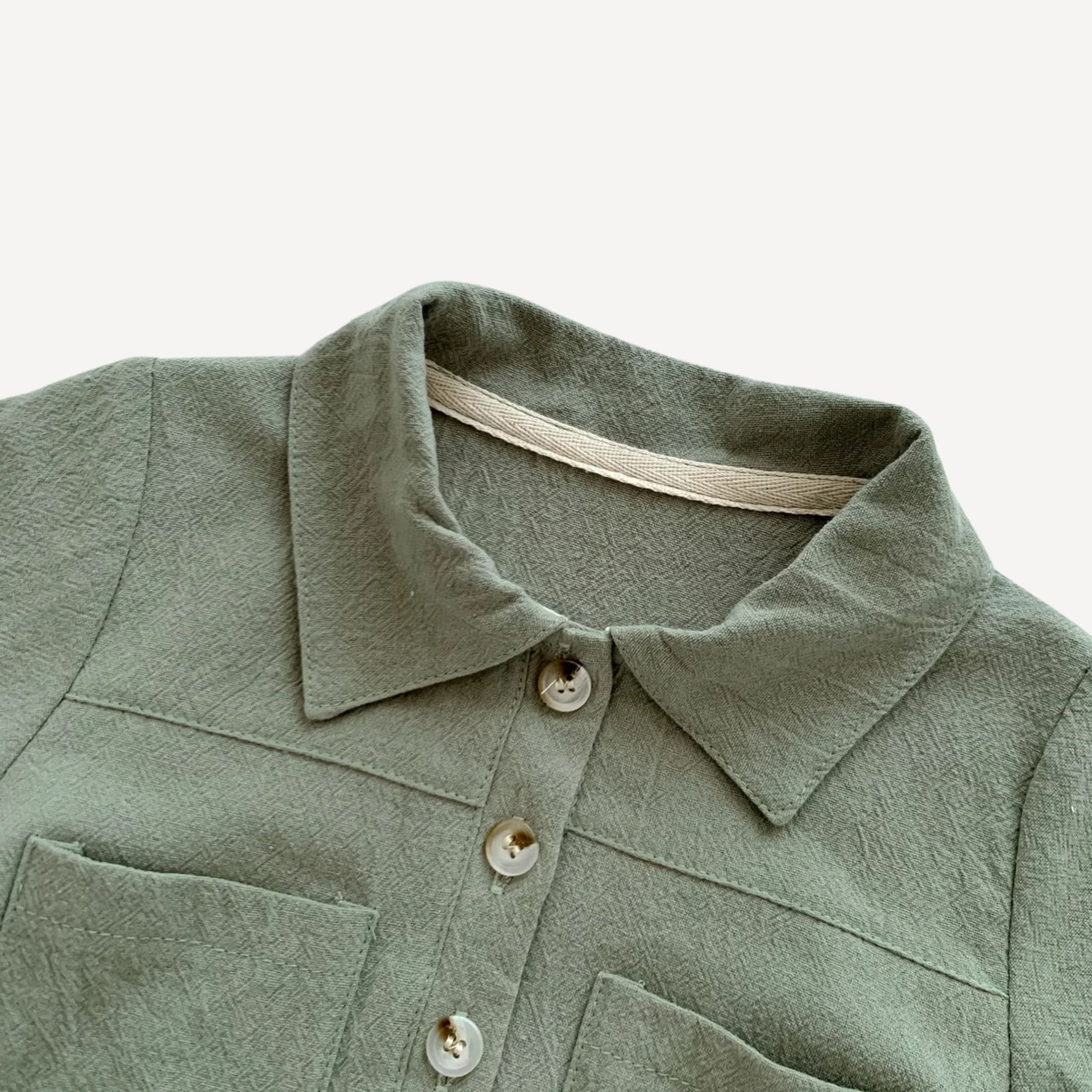 Cette combinaison pyjama bébé garçon au col chemise allie élégance et confort, pour des nuits douces et stylées dans l’univers raffiné de Bellemoon.