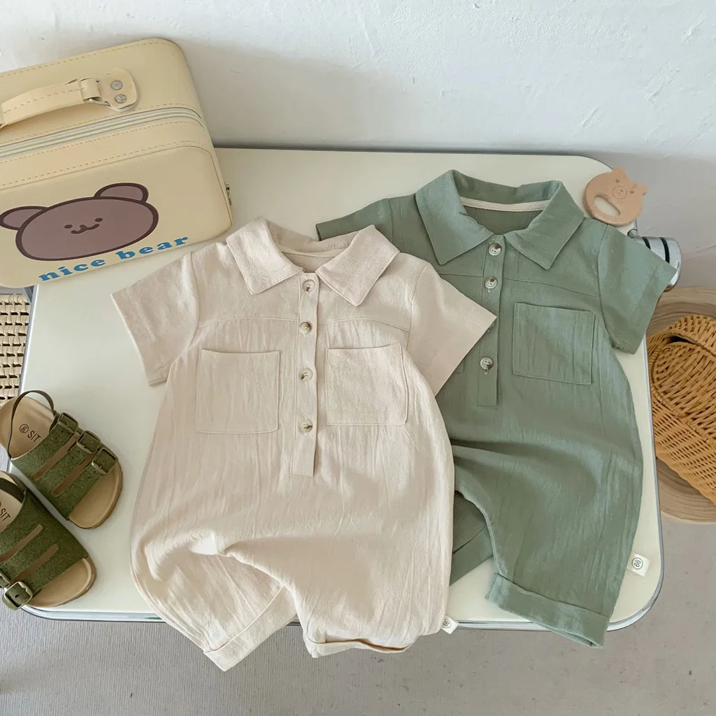 Cette combinaison pyjama bébé garçon enveloppe les nuits de douceur et de confort, pour un sommeil paisible fidèle à l’univers tendre de Bellemoon.