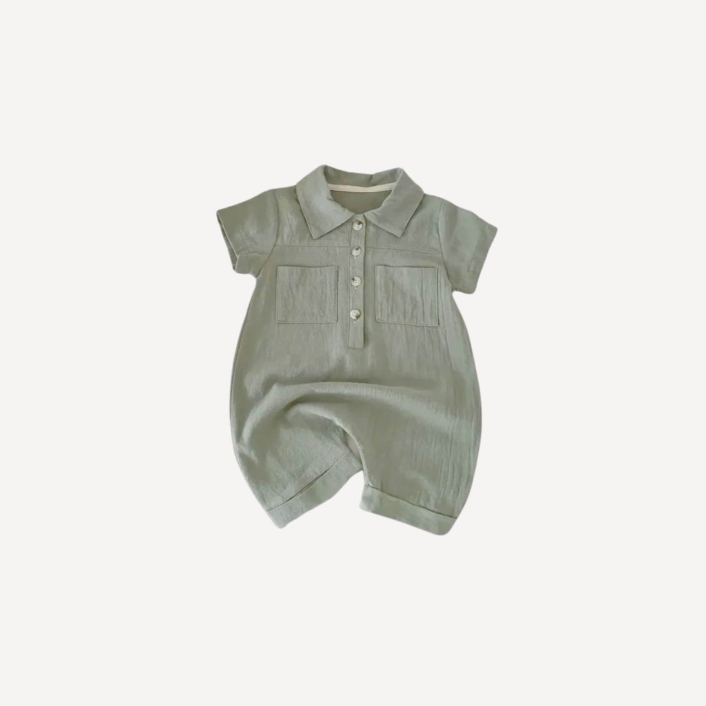 Cette combinaison pyjama bébé garçon vert, douce et apaisante, accompagne les nuits avec confort et naturel, fidèle à l’univers délicat de Bellemoon.